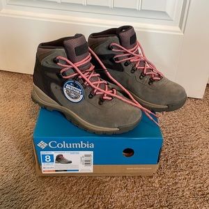 NWT Columbia Women's Newton Ridge Amped Hiking Boot, size 8 Wide